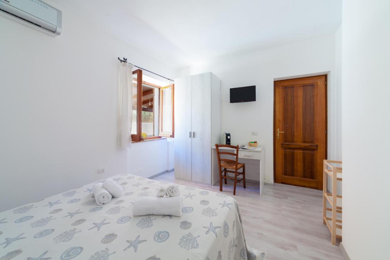 Brezza B&B Golfo Aranci Exteriör bild